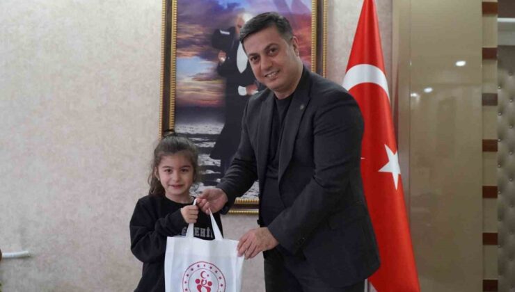 Müdür Öztürk’ten minik satranççı Deniz Erol’a övgü