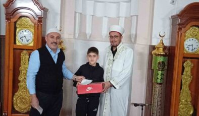 Namaza gelen çocuklar hediyeyle sevindirildi