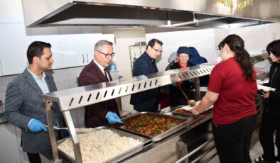 Salihli Kaymakamı Güldoğan, öğrencilerle iftar yaptı