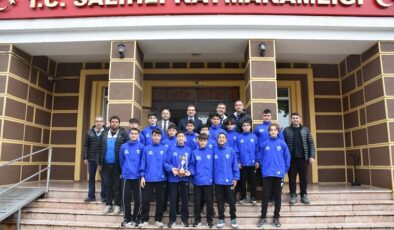 Salihli Kaymakamı Güldoğan, şampiyonları ağırladı