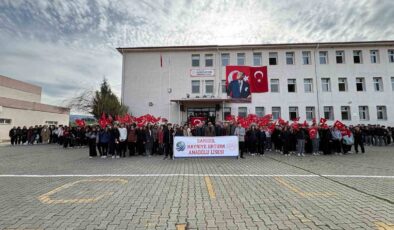 Sarıgöl’de öğrencilerden bayrağa anlamlı sahiplenme