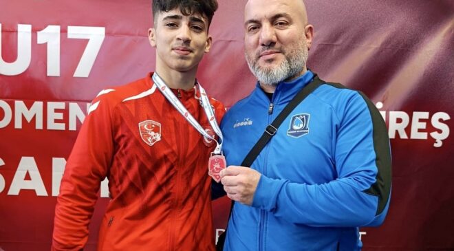 Yerlikaya’dan madalyasını alan genç güreşçi Manisa’ya gurur yaşattı