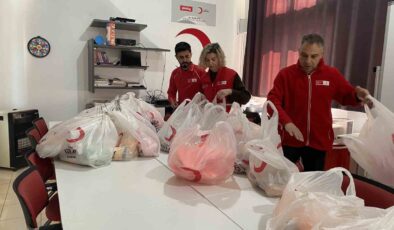 Alaşehir’de Kızılay’dan çocuklara bayram hediyesi