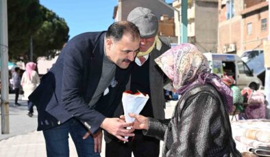 Başkan Kara’dan emekçi kadınlara ve sağlık çalışanlarına çiçek