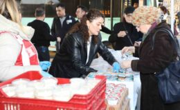 Hastane önünde iftar yemeği dağıtıldı