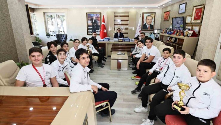 İl Müdürü Yunus Öztürk, su topu sporcularını tebrik etti