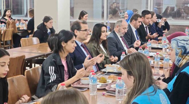 Kaymakam Güldoğan, üniversiteli öğrencilerle iftar yaptı