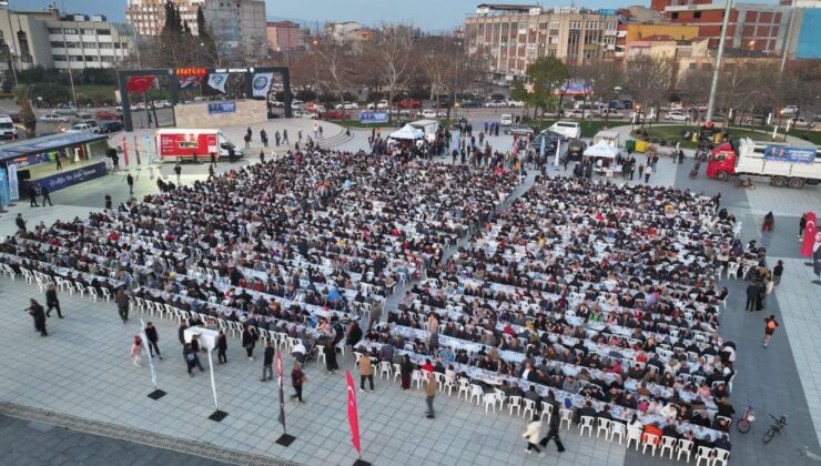Manisa Büyükşehir’in ‘İftar Sofrası’ Salihli’de kuruldu
