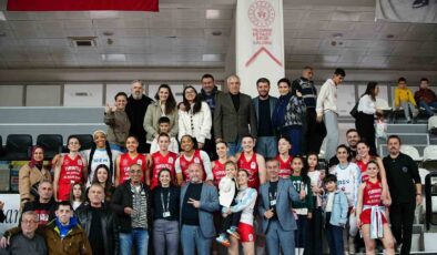 Manisa’nın tek kadın basketbol takımı zirve takibini sürdürüyor