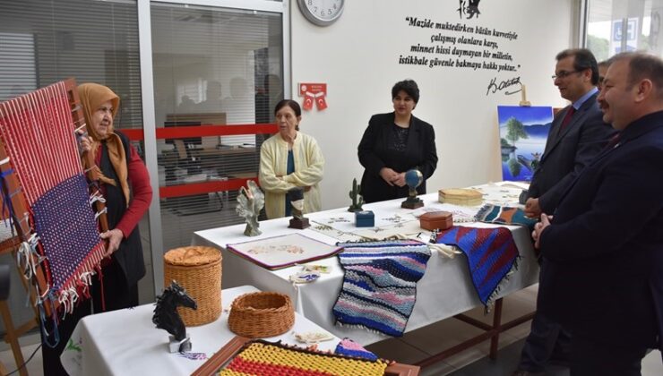 Salihli huzurevi sakinleri hünerlerini sergiledi