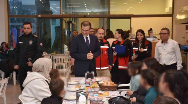 Salihli’de öksüz ve yetimler için gönülleri ısıtan iftar