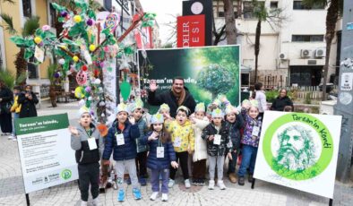 Topladıkları çöplerden atık ağacı yaptılar