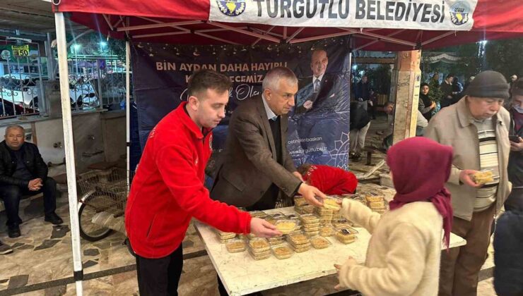 Turgutlu Belediyesinden Kadir Gecesi’nde helva ikramı