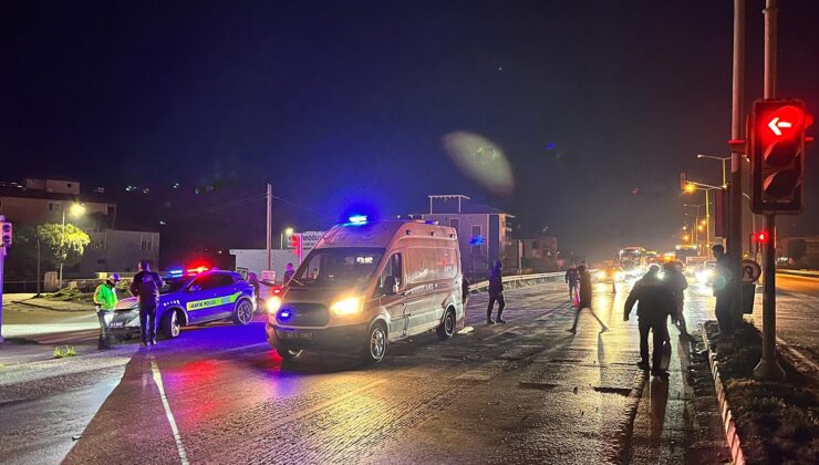 Yolun karşısına geçmek isteyen yaşlı kadına otomobil çarptı