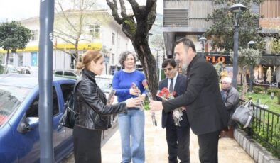 Ağrılılardan Manisa sokaklarında 404 karanfille kutlama