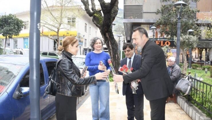 Ağrılılardan Manisa sokaklarında 404 karanfille kutlama