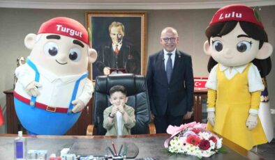 Başkan Çetin Akın koltuğunu minik başkana emanet etti