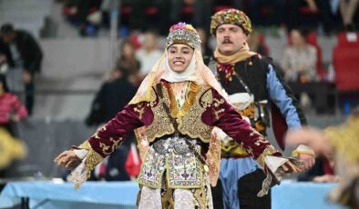 Halk oyunları yarışmasına Manisa Büyükşehir Belediyespor damga vurdu