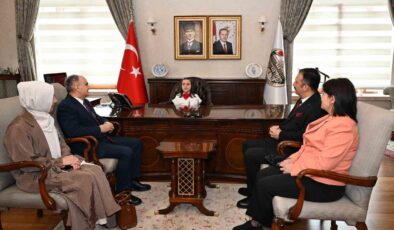 Manisa’da Valilik makamı minik Mehlika’ya emanet