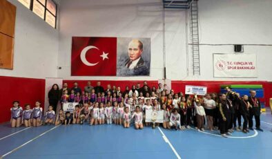 Minik cimnastikçilerden 23 Nisan için Alaşehir’de yarıştı