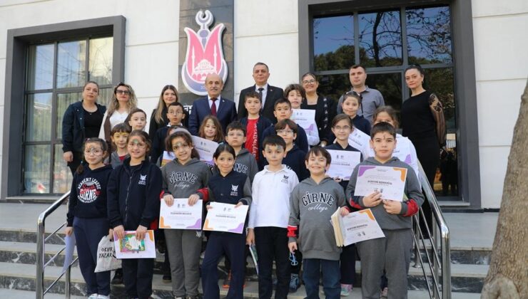 Minik öğrenciler kütüphane ziyaretinde kitap bağışında bulundu