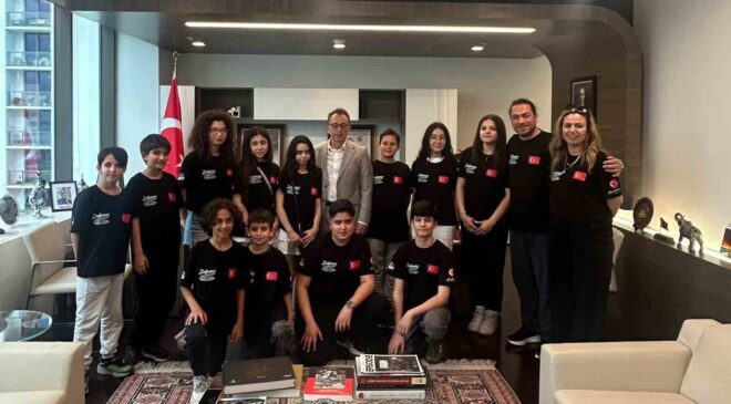 Salihli’den Miami Başkonsolosu’na Sardes Hediyesi