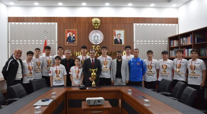 Şampiyonlar kazandıkları kupayı, Kaymakam Güldoğan’a götürdü