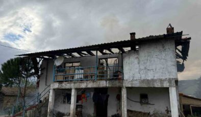 Selendi’de 2 katlı ev yangında kül oldu