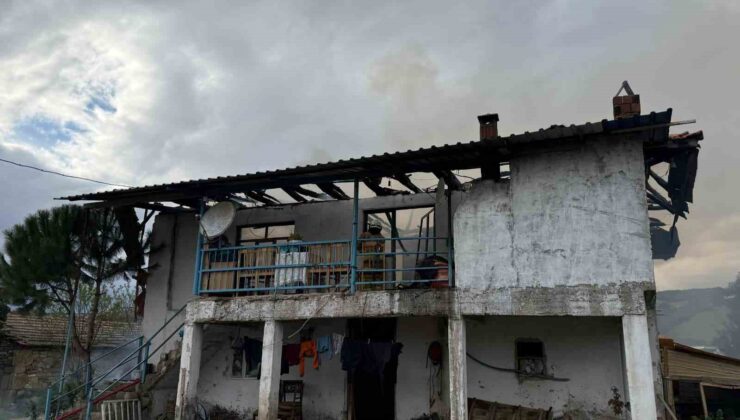 Selendi’de 2 katlı ev yangında kül oldu