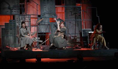 ’Sen İstanbul’dan güzelsin’ oyunu Manisalıları büyüledi