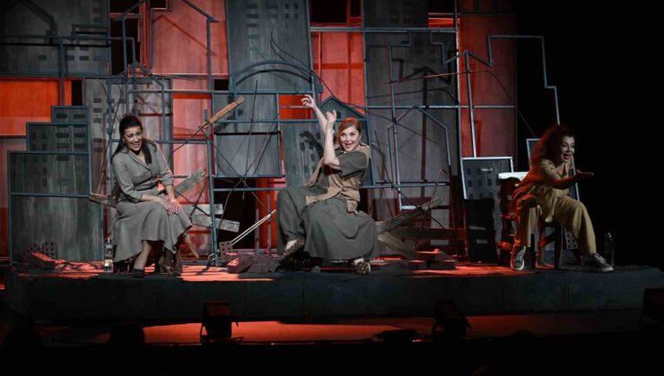 ’Sen İstanbul’dan güzelsin’ oyunu Manisalıları büyüledi