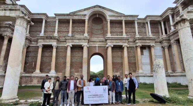 Uluslararası öğrenciler Sardes’te tarihle buluştu