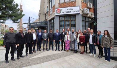 Yerel yöneticiler, gazetecilerle bir araya gelerek 69. yıl coşkusunu paylaştı