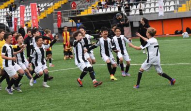 Yunusemre’de 23 Nisan coşkusu yeşil sahada yaşandı