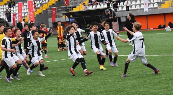 Yunusemre’de 23 Nisan coşkusu yeşil sahada yaşandı