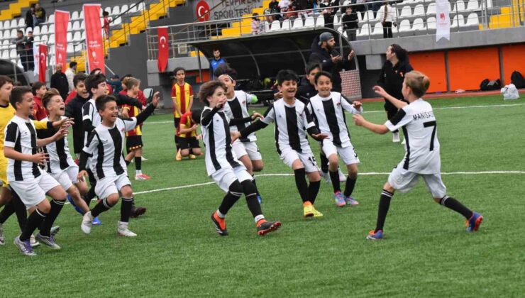 Yunusemre’de 23 Nisan coşkusu yeşil sahada yaşandı