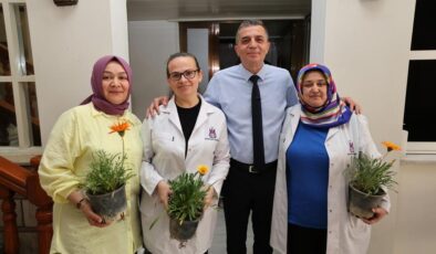Başkan Şimşek çalışan anneleri çiçekle sevindirdi