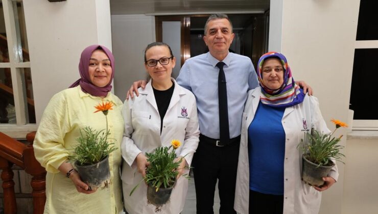 Başkan Şimşek çalışan anneleri çiçekle sevindirdi