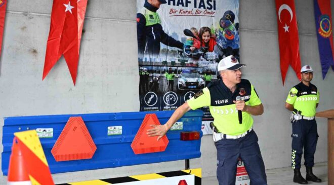 Demirci’de traktör sürücülerine reflektör dağıtımı yapıldı