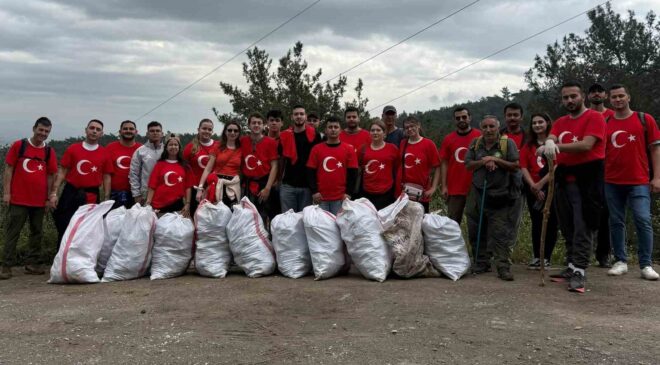 Doğa için yürüyen gençler 40 çuval çöp topladı