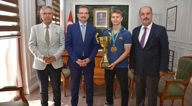 Salihli Kaymakamı Güldoğan, dünya şampiyonunu ağırladı