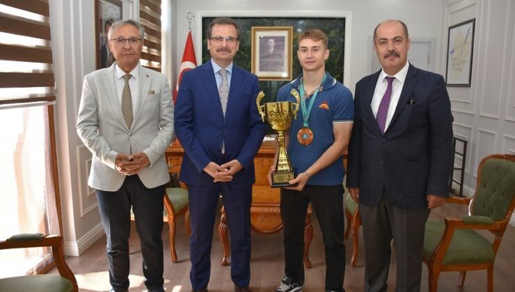 Salihli Kaymakamı Güldoğan, dünya şampiyonunu ağırladı