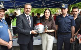 Salihli’de motosiklet sürücülerine kask dağıtıldı