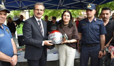 Salihli’de motosiklet sürücülerine kask dağıtıldı