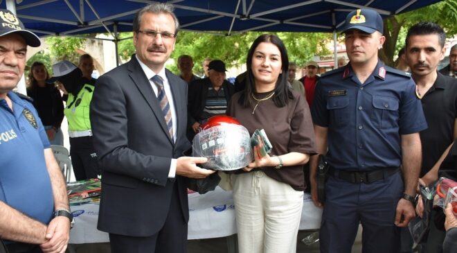 Salihli’de motosiklet sürücülerine kask dağıtıldı