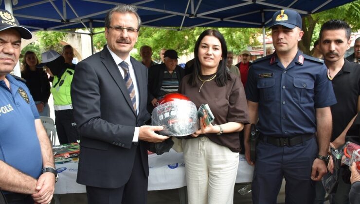 Salihli’de motosiklet sürücülerine kask dağıtıldı