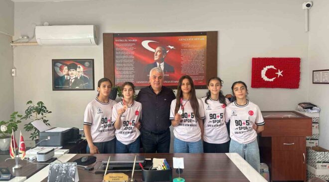 Salihli’nin yıldız güreşçileri Bolu’dan madalyalarla döndü