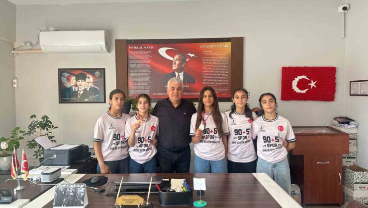 Salihli’nin yıldız güreşçileri Bolu’dan madalyalarla döndü