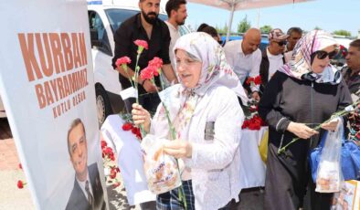 Şehzadeler Belediyesinden karanfil dağıtımı