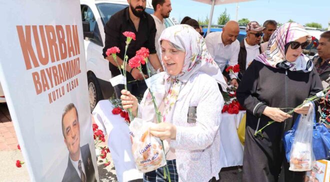 Şehzadeler Belediyesinden karanfil dağıtımı